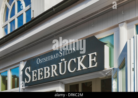 Firmare all'entrata del ristorante sul Molo di Sellin, Ruegen Isola, Meclemburgo-Pomerania Occidentale, Germania, Europa Foto Stock