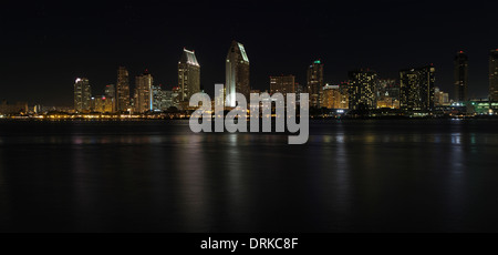 Una vista panoramica dello skyline di San Diego dall'acqua durante la notte Foto Stock