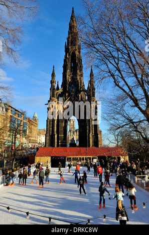 Natale pista di pattinaggio sul ghiaccio - i giardini di Princes Street, Edimburgo, Scozia Foto Stock