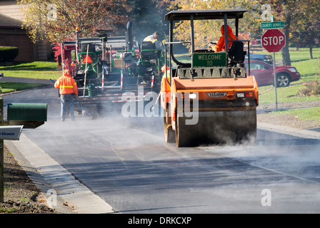 Steamrollers sulla strada residenziale. Foto Stock