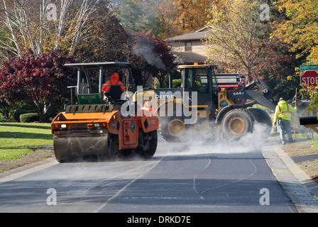 Steamrollers sulla strada residenziale. Foto Stock