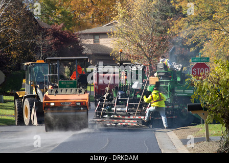 Steamrollers sulla strada residenziale. Foto Stock