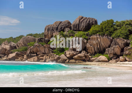 Fantastica spiaggia di sabbia tipico delle Seychelles formazioni rocciose, Grand Anse, La Digue, Seychelles, Oceano Indiano e Africa - 2013 Foto Stock