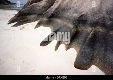 Per le Seychelles tipiche formazioni di roccia su di una spiaggia di sabbia, Anse unione, La Digue, Seychelles, Oceano Indiano e Africa - 2013 Foto Stock