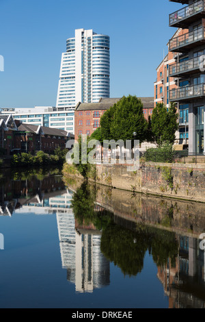 Bridgewater Place e appartamenti lungo il fiume Fiume Aire, Leeds, Inghilterra Foto Stock