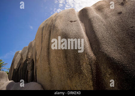 Per le Seychelles tipiche formazioni di roccia su di una spiaggia di sabbia, Anse unione, La Digue, Seychelles, Oceano Indiano e Africa - 2013 Foto Stock