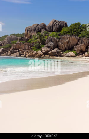 Fantastica spiaggia di sabbia tipico delle Seychelles formazioni rocciose, Grand Anse, La Digue, Seychelles, Oceano Indiano e Africa - 2013 Foto Stock