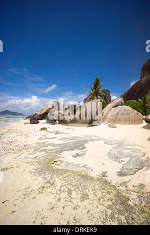 Per le Seychelles tipiche formazioni di roccia su di una spiaggia di sabbia, Anse unione, La Digue, Seychelles, Oceano Indiano e Africa - 2013 Foto Stock