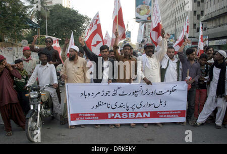 Gli attivisti e i sostenitori di Pasban sono cantando slogan contro vietati sui pillion riding da Sindh Home Dipartimento, durante una manifestazione di protesta a Karachi press club il Martedì, 28 gennaio 2014. Foto Stock