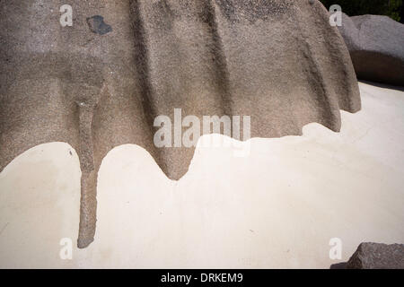 Per le Seychelles tipiche formazioni di roccia su di una spiaggia di sabbia, Anse unione, La Digue, Seychelles, Oceano Indiano e Africa - 2013 Foto Stock