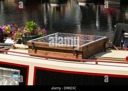 Pannello solare sul canal boat Inghilterra Foto Stock