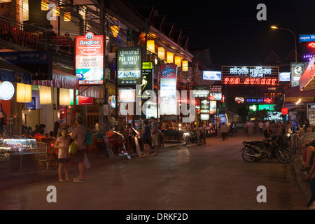 Pub strada di notte, Siem Reap, Cambogia Foto Stock