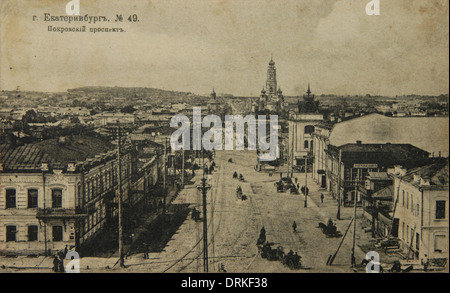 Pokrovsky Prospekt Avenue a Ekaterinburg, Impero Russo. Fotografia vintage in bianco e nero del fotografo russo Veniamin Metenkov datata all'inizio del XX secolo pubblicata nella cartolina vintage russa pubblicata dallo stesso Veniamin Metenkov a Ekaterinburg. Testo in russo: Ekaterinburg. Pokrovsky Prospekt Avenue. L'Amerikanskaya Hotel (American Hotel) si trova sulla sinistra. Il campanile della Grande Chiesa Zlatoust è visto sullo sfondo. La chiesa fu demolita dai bolscevichi negli anni trenta e restaurata all'inizio del XXI secolo. Per gentile concessione di Azoor Post Foto Stock