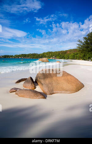 Fantastica spiaggia di sabbia con il tipico per le formazioni rocciose a Seychelles, Anse Lazio, Baie Chevalier, Praslin, Seychelles, Oceano Indiano e Africa - 2013 Foto Stock