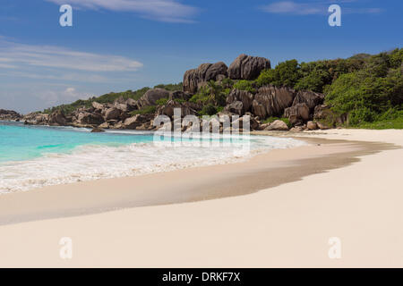Fantastica spiaggia di sabbia tipico delle Seychelles formazioni rocciose, Grand Anse, La Digue, Seychelles, Oceano Indiano e Africa - 2013 Foto Stock