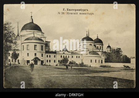 Convento Novo-Tikhvinsky con Cattedrale di San Alessandro Nevsky a Ekaterinburg, Impero Russo. Fotografia vintage in bianco e nero del fotografo russo Veniamin Metenkov datata all'inizio del XX secolo pubblicata nella cartolina vintage russa pubblicata dallo stesso Veniamin Metenkov a Ekaterinburg. Testo in russo: Ekaterinburg. Convento. La Cattedrale di St Alexander Nevsky è visibile sulla destra. Per gentile concessione della collezione di Postcard di Azoor. Foto Stock