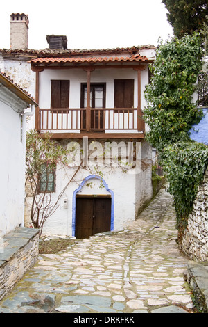 Un vicolo di ciottoli e case nel vecchio villaggio storico di Ampelakia, Larissa, Grecia Foto Stock