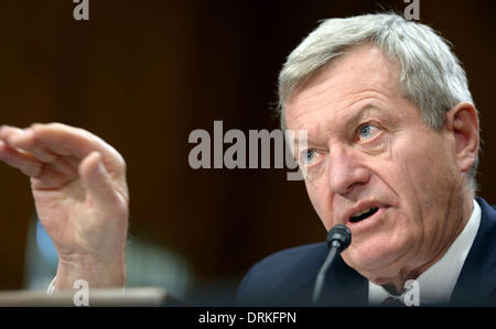 Washington DC, Stati Uniti d'America. 28 gen 2014. Max Baucus parla a un'audizione sulla sua nomina come ambasciatore statunitense in Cina, al Campidoglio di Washington DC, Stati Uniti, gennaio 28, 2014. Credito: Yin Bogu/Xinhua/Alamy Live News Foto Stock