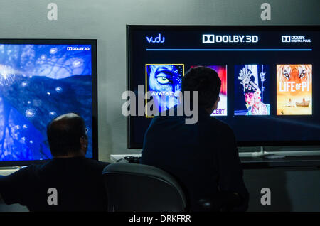 In un laboratorio di Dolby a Sunnyvale, California, due ingegneri prendere uno sguardo più da vicino a un nuovo Dolby 3D display che consente una visione tridimensionale senza occhiali. - 2013. Foto Stock