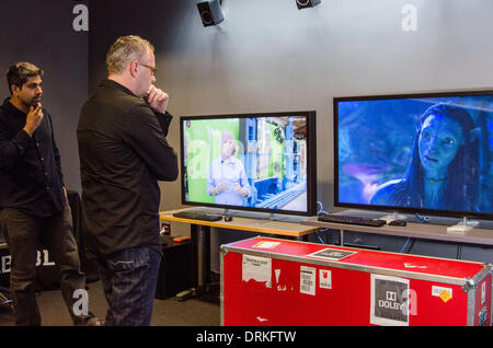 Dolby manager Roland Vlaicu (a destra) e l'ingegnere Prasad Balasubramanian prendere uno sguardo al film blockbuster di 'Avatar' in Dolby 3D. La nuova tecnologia consente agli spettatori di godere della terza dimensione senza indossare gli occhiali. Avatar Direttore James Cameron (su monitorare Foto Stock