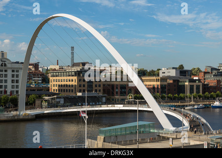 La gente a piedi Gateshead Millennium Bridge, Newcastle sul Tyne, Inghilterra Foto Stock