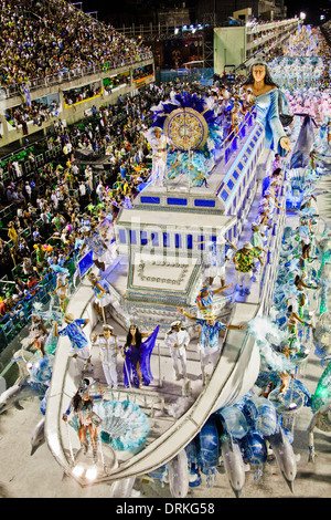 Flottazione allegorico, sfilata delle Scuole di Samba, Rio de Janeiro il carnevale, Brasile. Beija Flor scuola a 2011 parade vista generale Foto Stock