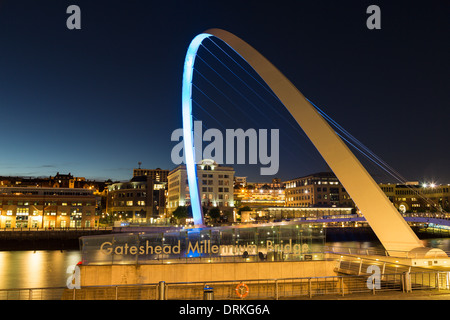 Gateshead Millennium Bridge, Newcastle sul Tyne, Inghilterra Foto Stock