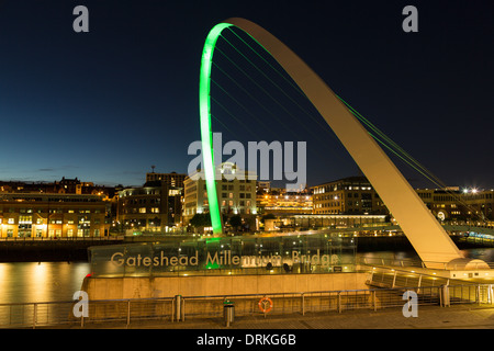 Gateshead Millennium Bridge, Newcastle sul Tyne, Inghilterra Foto Stock