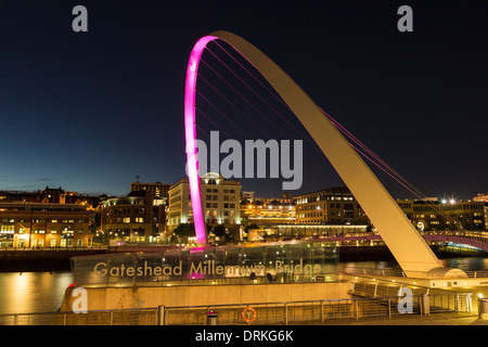 Gateshead Millennium Bridge, Newcastle sul Tyne, Inghilterra Foto Stock