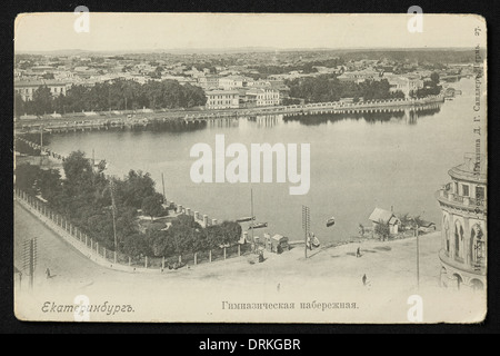 Lo Stagno della Città (Stagno di Gorodskoy) sul fiume Iset a Ekaterinburg, Impero Russo. Fotografia vintage in bianco e nero di un fotografo sconosciuto datato all'inizio del XX secolo pubblicata nella cartolina vintage russa pubblicata da D.G. Sandler, Perm, Russia. Testo in russo: Ekaterinburg. Gimnazicheskaya Embankment (Embankment palestra). Per gentile concessione della collezione di Postcard di Azoor. Foto Stock