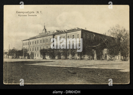 Palestra maschile a Ekaterinburg, Impero Russo. Fotografia vintage in bianco e nero di un fotografo sconosciuto datato all'inizio del XX secolo pubblicata nella cartolina vintage russa pubblicata da A.S. Suvorin, Ekaterinburg. Testo in russo: Ekaterinburg. Palestra - uomo. Per gentile concessione della collezione di Postcard di Azoor. Foto Stock