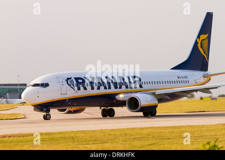 Ryanair Boeing 737 sulla pista di decollo all'Aeroporto di Manchester Foto Stock