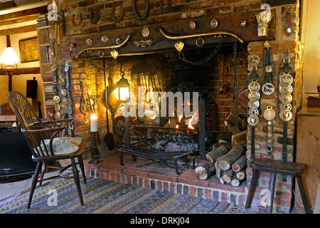 Camino Inglenook a Casale Sandhill, Washington, West Sussex. Un raffinato display del XIX secolo ottoni di cavalli e di elementi in ferro battuto Foto Stock