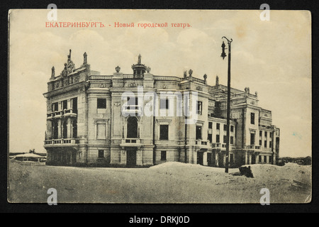 Nuovo Teatro cittadino di Ekaterinburg, Impero Russo. Fotografia in bianco e nero d'epoca del fotografo russo Nikolai Vvedensky datata all'inizio del XX secolo pubblicata nella cartolina d'epoca russa pubblicata da M.S. Semkov, Ekaterinburg. Testo in russo: Ekaterinburg. Nuovo teatro comunale. Il New City Theatre, inaugurato nel 1912, è ora teatro dell'Opera e del Balletto di Yekaterinburg. Per gentile concessione della collezione di Postcard di Azoor. Foto Stock