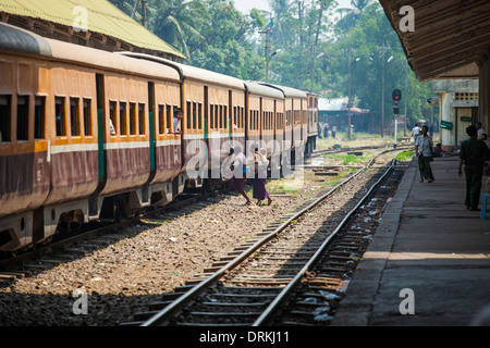Correre per prendere un treno a Yangon, Myanmar Foto Stock