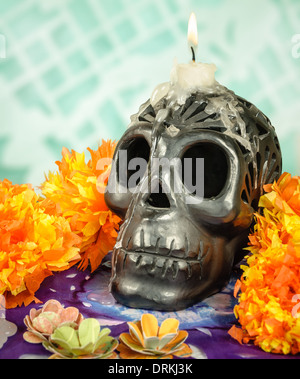 Tradizionale messicano il giorno dei morti altare con cranio fiori e candela Foto Stock