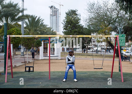 Tel Aviv, Israele. 28 gen 2014. Migranti africani bighellonare nell area del Gan Lewinsky Park, noto anche come "il cuore dell'Africa' nel sud di Tel Aviv. Tel Aviv, Israele. 28-Gen-2014. Il governo israeliano è disperatamente alla ricerca di una soluzione per alcuni 60.000 illegale di migranti africani che hanno infiltrato la frontiera meridionale del paese con l'Egitto e ora sono un pesante fardello, specialmente nel sud di Tel Aviv. Credito: Nir Alon/Alamy Live News Foto Stock