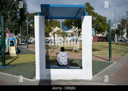 Tel Aviv, Israele. 28 gen 2014. Migranti africani bighellonare nell area del Gan Lewinsky Park, noto anche come "il cuore dell'Africa' nel sud di Tel Aviv. Tel Aviv, Israele. 28-Gen-2014. Il governo israeliano è disperatamente alla ricerca di una soluzione per alcuni 60.000 illegale di migranti africani che hanno infiltrato la frontiera meridionale del paese con l'Egitto e ora sono un pesante fardello, specialmente nel sud di Tel Aviv. Credito: Nir Alon/Alamy Live News Foto Stock