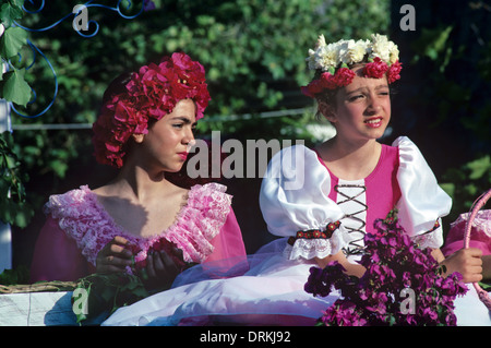 Le ragazze greche in costume tradizionale o abito locale sulla molla di flottazione di Carnevale Rodi Grecia Foto Stock