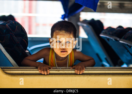 Ragazzo birmano su un treno a Yangon, Myanmar Foto Stock