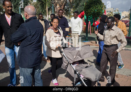 Tel Aviv, Israele. 28 gen 2014. Migranti africani bighellonare nell area del Gan Lewinsky Park, noto anche come "il cuore dell'Africa' nel sud di Tel Aviv. Tel Aviv, Israele. 28-Gen-2014. Il governo israeliano è disperatamente alla ricerca di una soluzione per alcuni 60.000 illegale di migranti africani che hanno infiltrato la frontiera meridionale del paese con l'Egitto e ora sono un pesante fardello, specialmente nel sud di Tel Aviv. Credito: Nir Alon/Alamy Live News Foto Stock