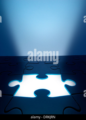 La luce proveniente dal mancante puzzle: business / Risorse umane concept Foto Stock