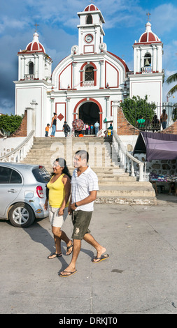 Giovane messicano giovane a piedi attraverso una scalinata che conduce alla imponente chiesa bianca di San Pedro Pochutla aperto per una messa funebre Messico Foto Stock