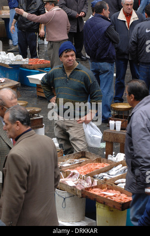 Venditori di pesce contrattare in la pescheria, catania mercato del pesce, Sicilia Foto Stock