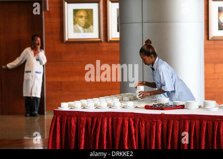 Etiopia ad Addis Abeba. 28 gen 2014. Una donna organizza tazze tè presso l Unione Africana (AU) sede in Etiopia ad Addis Abeba, Gennaio 28, 2014. La ventiduesima sessione ordinaria dell'Assemblea dell'AU si apre qui il giovedì. © Meng Chenguang/Xinhua/Alamy Live News Foto Stock