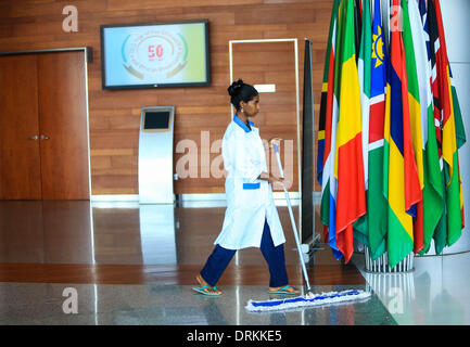 Etiopia ad Addis Abeba. 28 gen 2014. Una donna che spazza il piano presso l Unione Africana (AU) sede in Etiopia ad Addis Abeba, Gennaio 28, 2014. La ventiduesima sessione ordinaria dell'Assemblea dell'AU si apre qui il giovedì. © Meng Chenguang/Xinhua/Alamy Live News Foto Stock