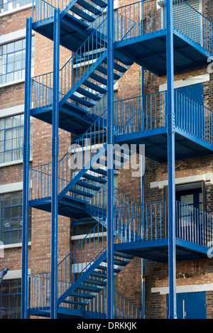 Esterno blu fire escape scala sulla area di lavoro moderno in mattoni in stile vittoriano ex magazzino a Highgate Studios London REGNO UNITO Foto Stock