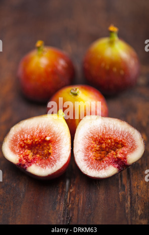 Fichi freschi macro closeup su vecchie di pannelli di legno Foto Stock