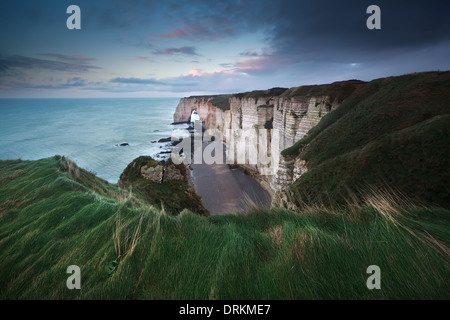 Alte scogliere sull Oceano Atlantico costa, Normandia, Francia Foto Stock