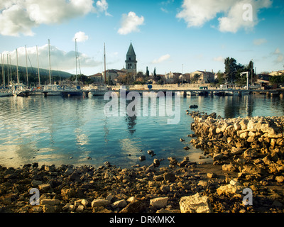 Paesaggio panoramico di una piccola città storica conosciuta come Osor, isola di Cres, Croazia. Foto Stock